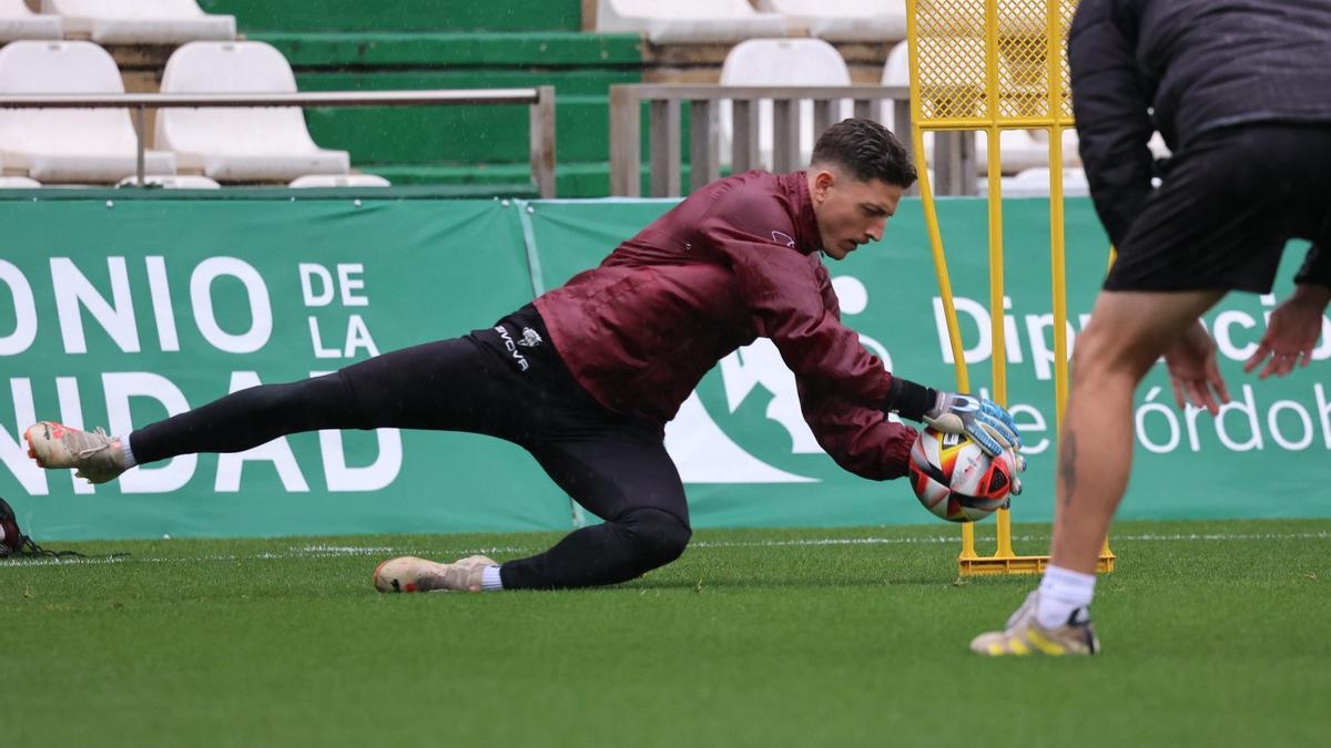 Carlos Marín realiza una parada en un entrenamiento.