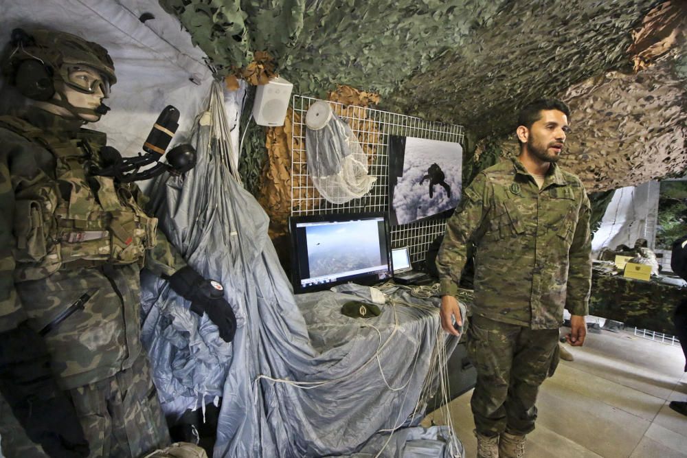 Exposición de vehículos y material militar en Orih