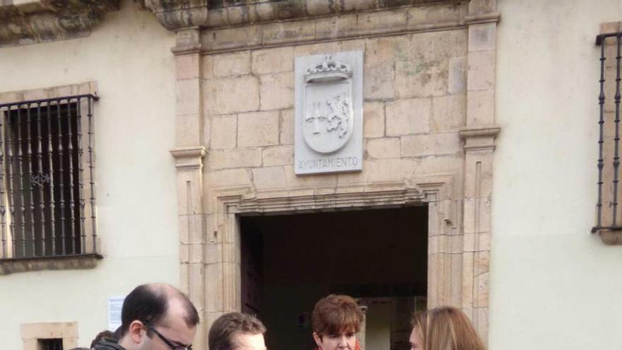 El consejero de Educación recibe un documento con las peticiones de las asociaciones de padres en su visita a Cangas del Narcea en febrero.