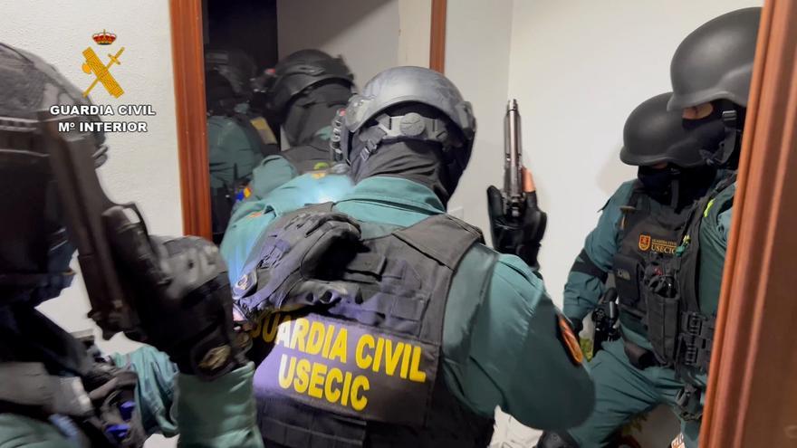 Agentes de la Guardia Civil en un registro en una imagen de archivo.