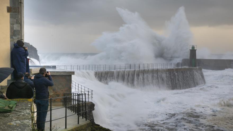 Las espectaculares imágenes que deja el temporal marítimo en Asturias