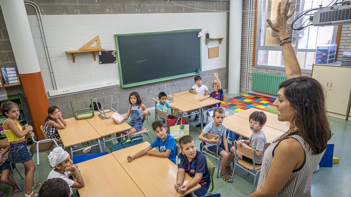 Una maestra da clase en una escuela.