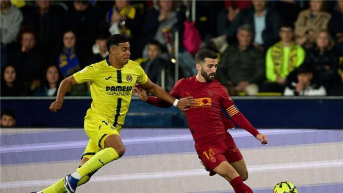 Mouriño pugnando un balón con Gayà