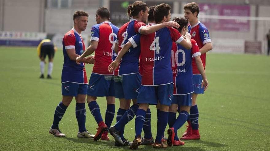 Los jugadores del Langreo celebran un gol.