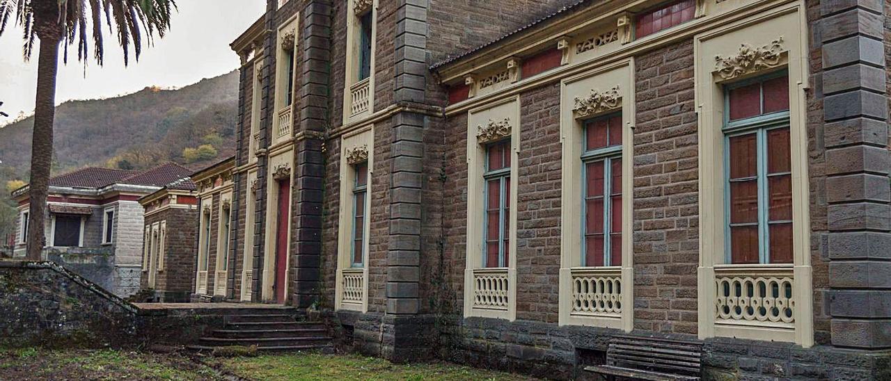 La conversión del sanatorio de Bustiello en estación de tren “es un proyecto viable”