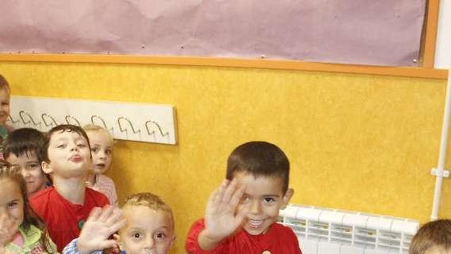 Niños de Castrillón en el inicio del curso pasado. // S. Á.