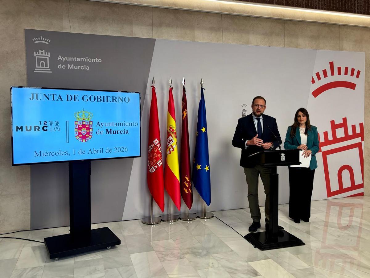 El concejal de Desarrollo Urbano y Ciudad Inteligente, José Guillén, (dcha.), junto a la vicealcaldesa, Rebeca Pérez, tras la Junta de Gobierno.