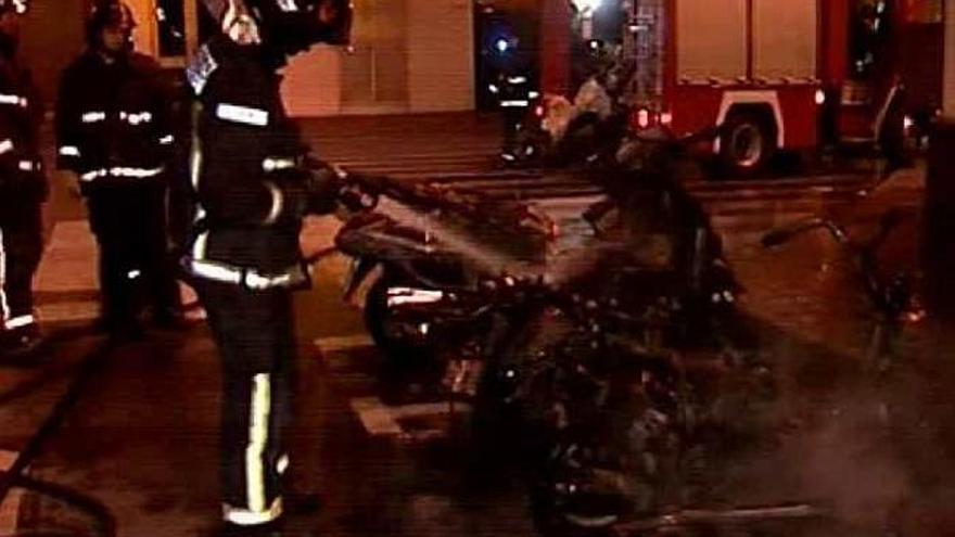 Bomberos extinguen el incendio de las motos en la calle Carratalá