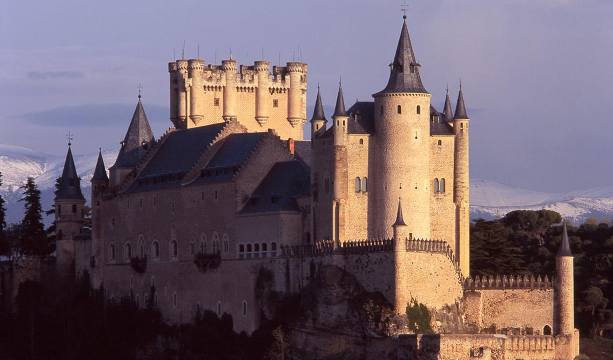 El Alcázar de Segovia está situado en el casco histórico de la ciudad, en el extremo occidental, sobre un elevado promontorio.
