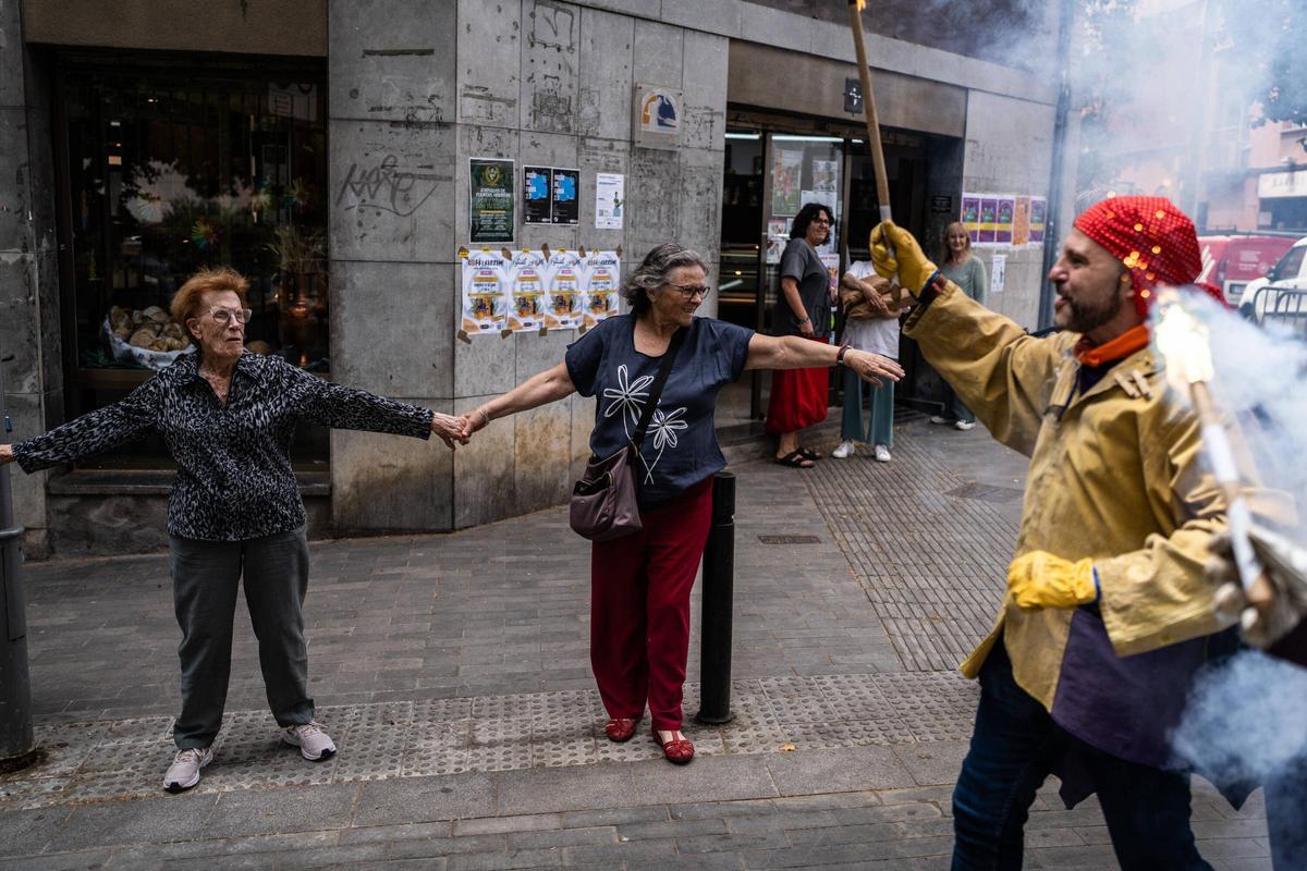 Reclaman con una cadena humana en Trinitat Nova i Vella para reclamar el alargamiento de la L3