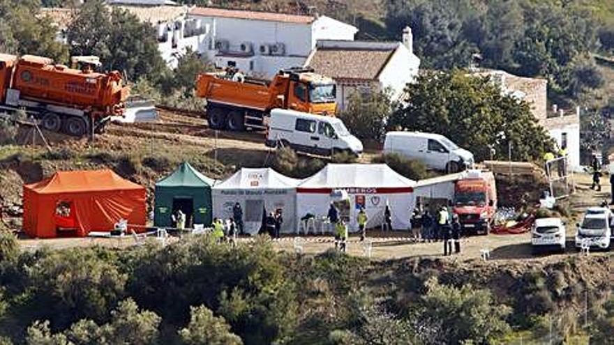 Zona on s&#039;està desenvolupant el dispositiu de recerca del nen caigut en un pou.