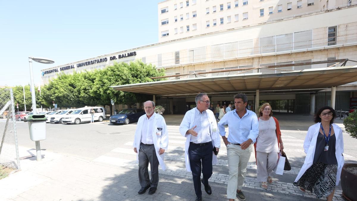 El presidente de la Generalitat, Carlos Mazón, con parte del equipo directivo del Hospital de Alicante durante su visita.