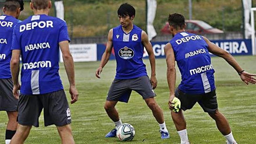 Gaku Shibasaki, con el balón, ayer por la mañana en Abegondo.