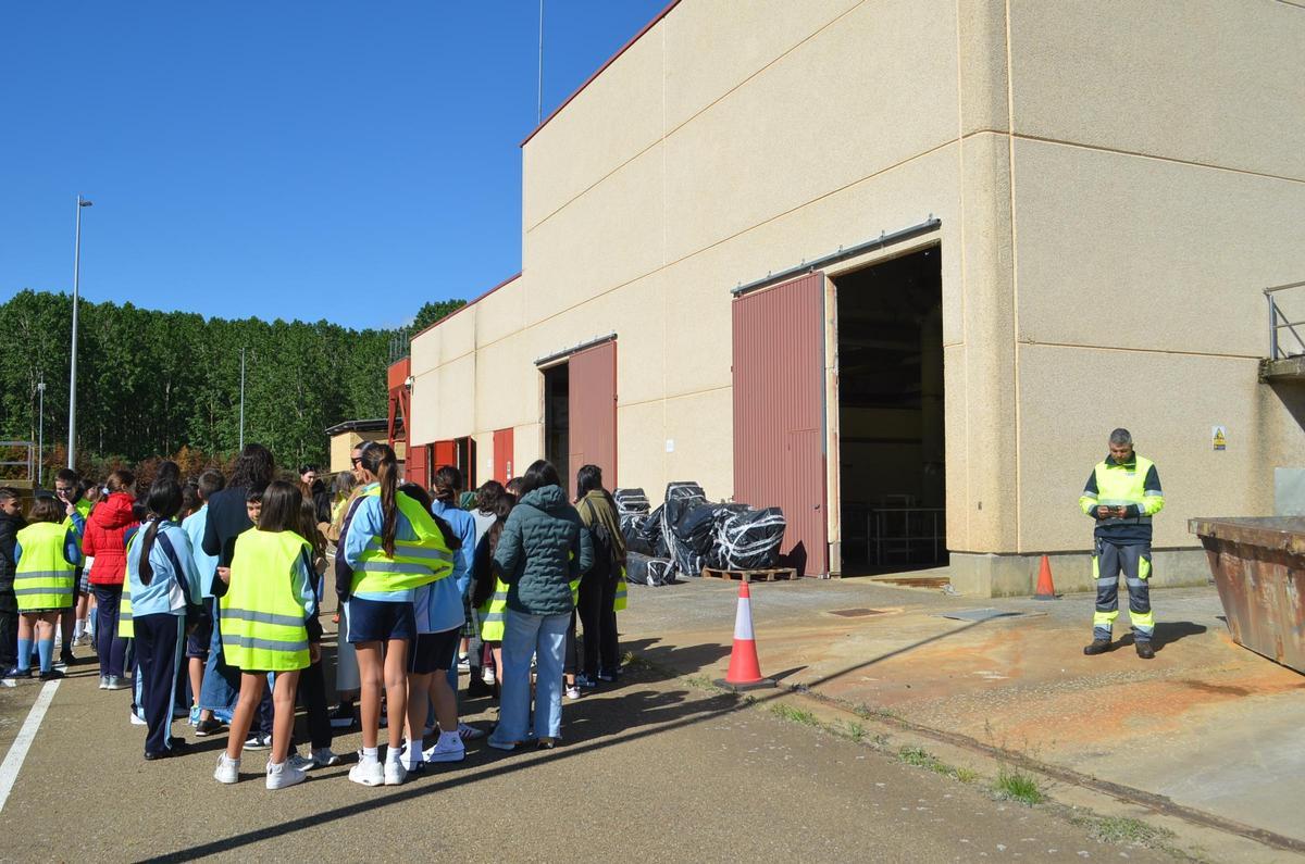 Visita de escolares a la EDAR de Benavente.