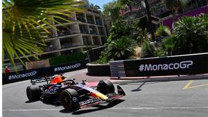 El líder del Mundial, Max Verstappen, en acción en las calles de Mónaco