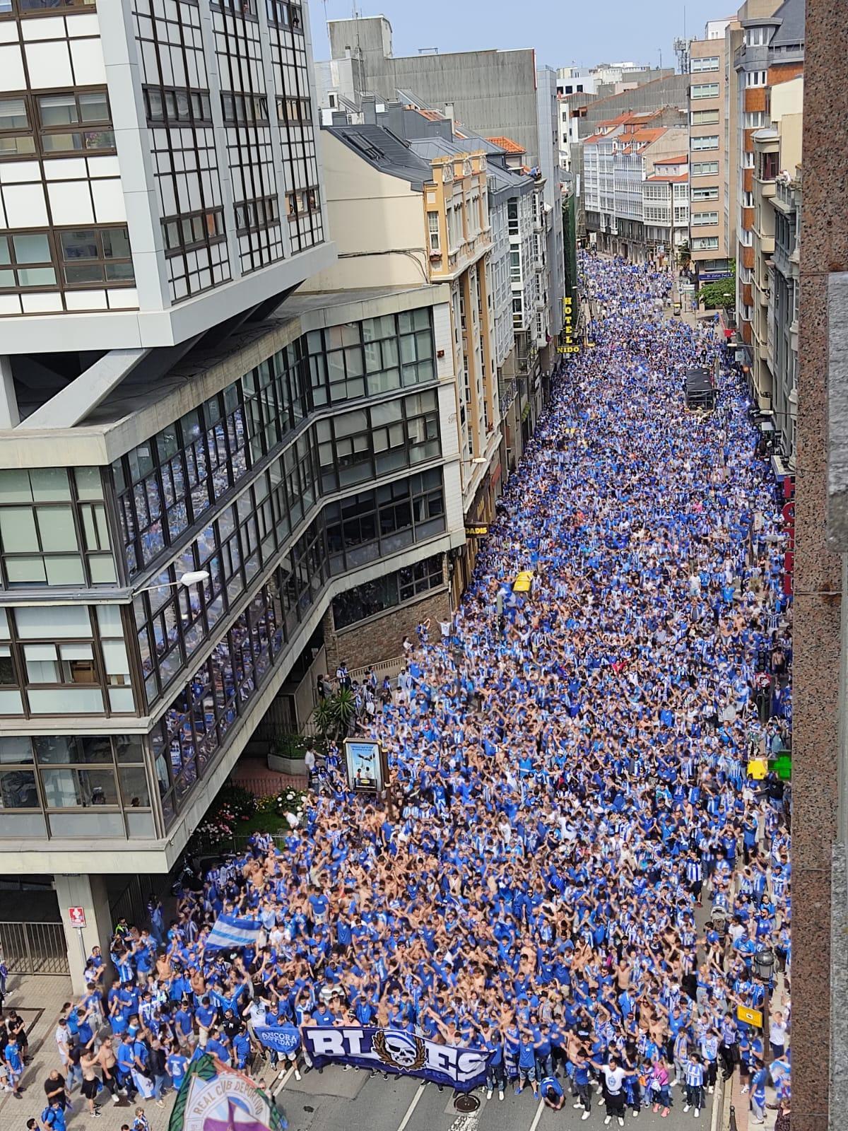 Miles de aficionados del Dépor en la calle San Andres antes de entrar en la plaza de Pontevedra.