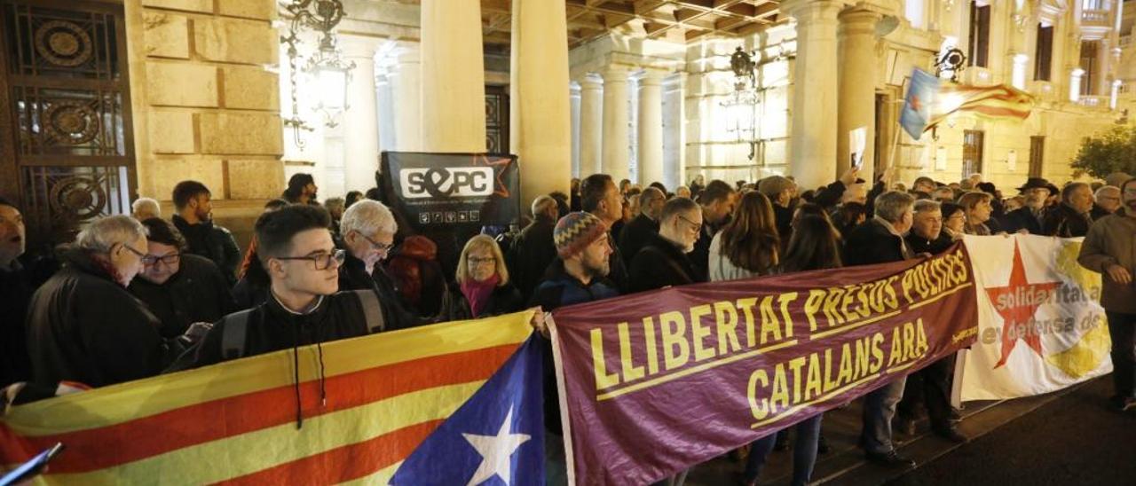 Manifestantes ayer en apoyo a los presos catalanes ante el Ayuntamiento de València.