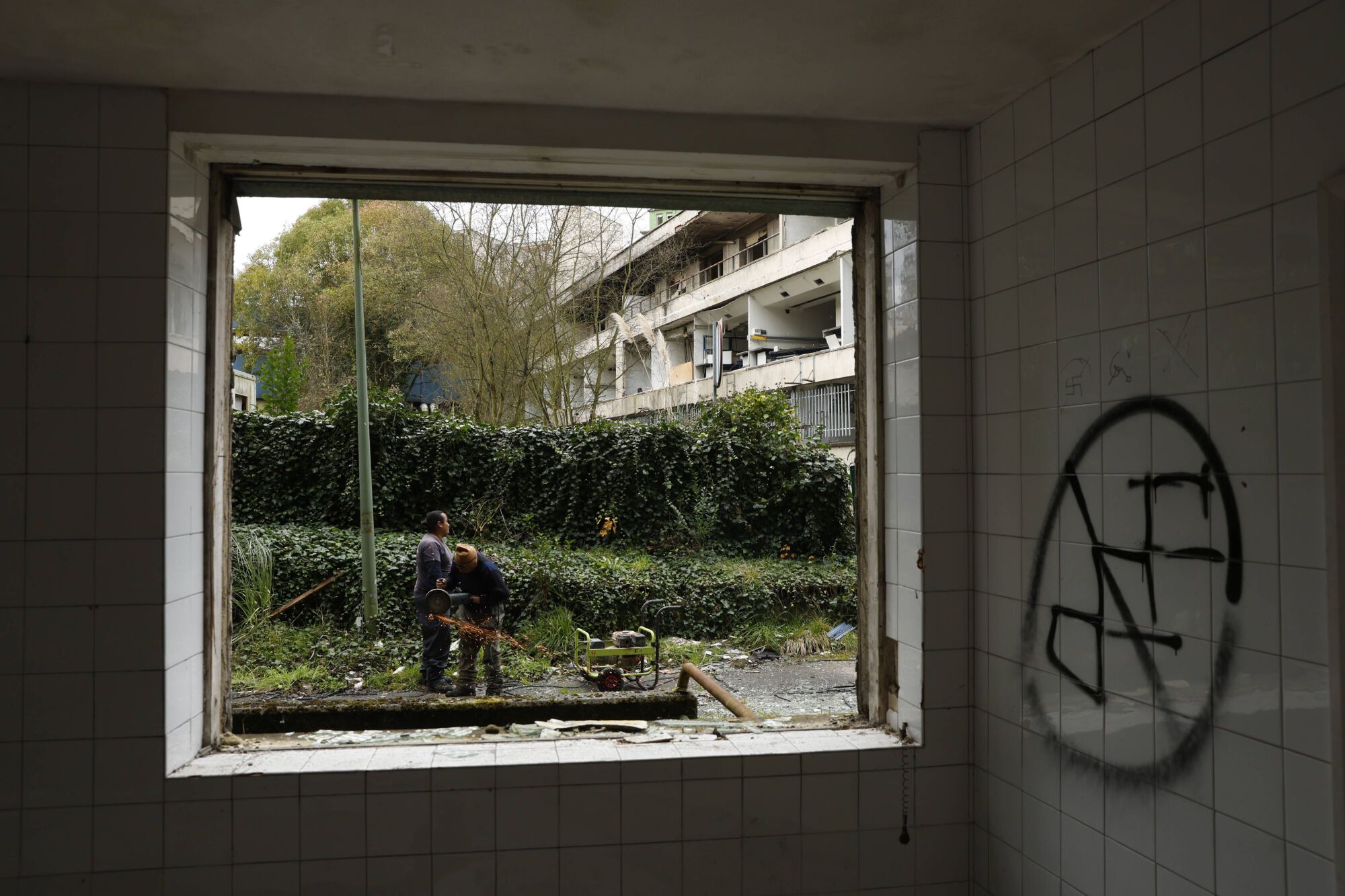 EN IMÁGENES: Viaje al interior del viejo HUCA, desvalijado y vandalizado por su abandono