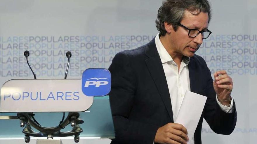 El vicesecretario de Organización y director de campaña de los populares, Carlos Floriano, tras comparecer ante la prensa para valorar los resultados electorales, anoche en la sede del PP.  // Efe