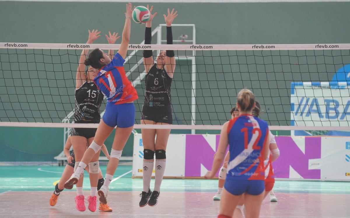 El CV Ciudad de A Coruña vence al Teis (3-0) y entra en la fase de ascenso por la puerta grande