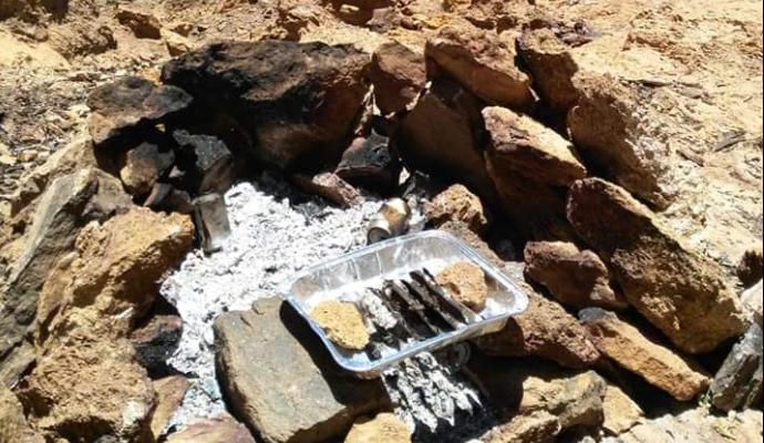 Parrillada realizada por una pareja extranjera en verano de 2019 en el Parque Nacional del Teide.