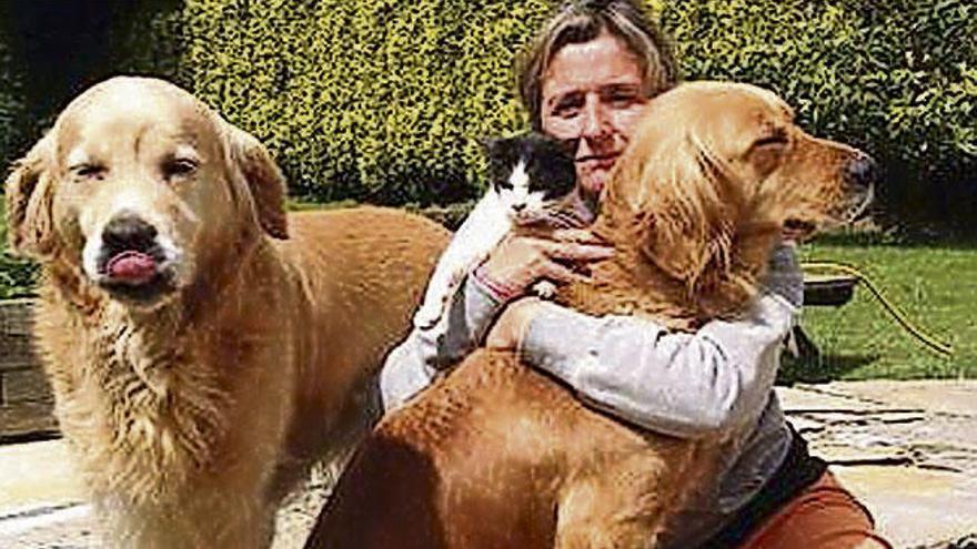 Elena Castro, con tres perros y un gato.