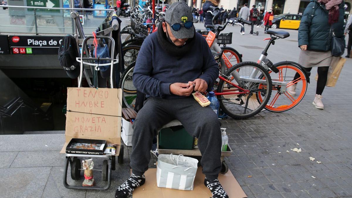 Mendigo sin recursos pidiendo en la Plaza Cataluña.