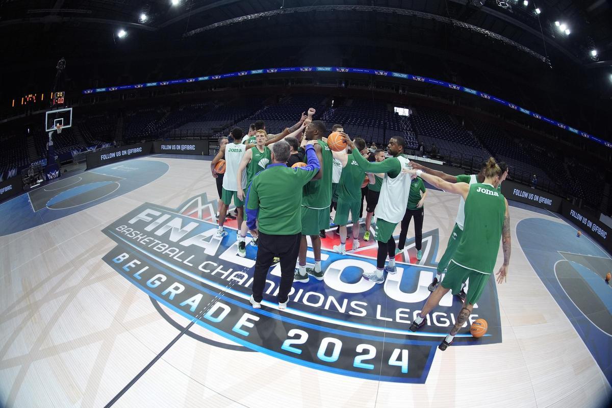Los jugadores del Unicaja hacen piña tras el entrenamiento oficial de ayer en el Belgrado Arena.