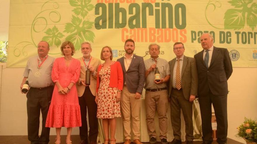 Entrega de premios a los tres mejores vinos albariños de la añada de 2021. El título regresó a O Salnés de la mano de “Davide” de Baión. |   // NOÉ PARGA