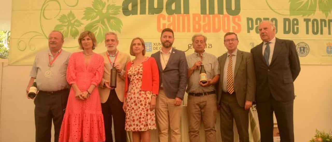 Entrega de premios a los tres mejores vinos albariños de la añada de 2021. El título regresó a O Salnés de la mano de “Davide” de Baión. |   // NOÉ PARGA