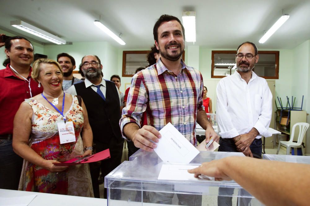 ALBERTO GARZÓN VOTA EN EL RINCÓN DE LA VICTORIA