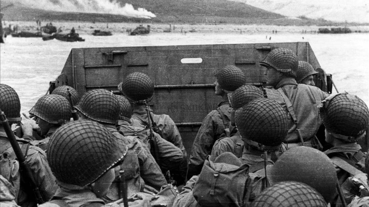 Un grupo de soldados estadounidenses se aproxima a la playa de Omaha, durante el desembarco de Normandía.