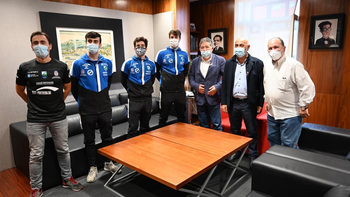 Integrantes del Club de Tenis de Mesa, en una recepción municipal