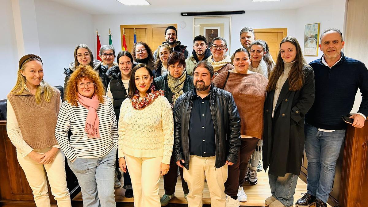 Alumnado, equipo directivo y el alcalde, en la presentación.