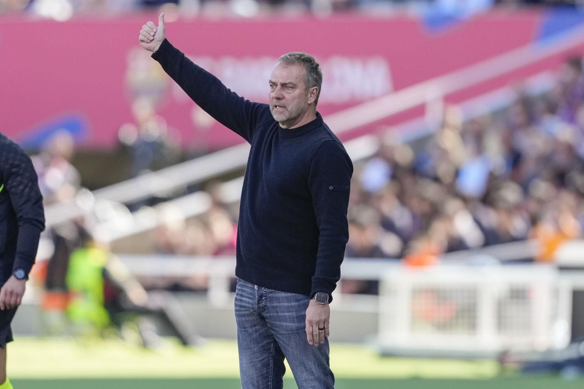 BARCELONA, 30/03/2025.- El entrenador del Barcelona Hans-Dieter Flick, durante el partido de la jornada 29 de LaLiga que FC Barcelona y Girona disputan este domingo en el estadio Lluis Companys de Barcelona. EFE/ Alejandro García