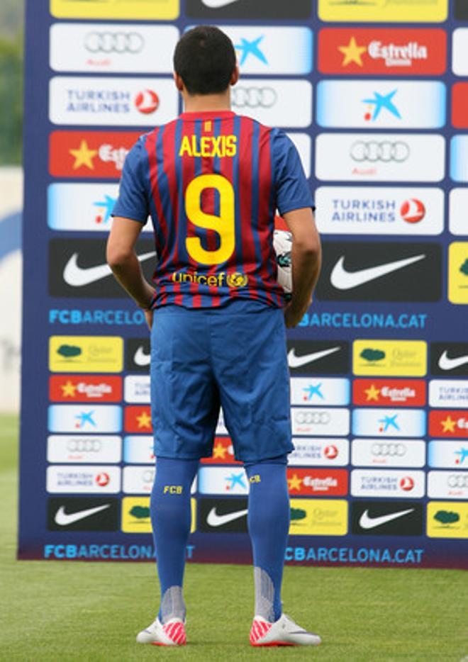 Alexis Sánchez posó con su nueva camiseta