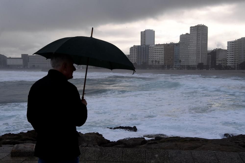 La costa de A Coruña, en alerta naranja por oleaje