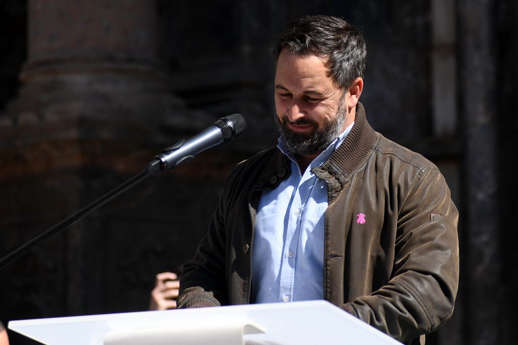 La plaza de la Catedral de Murcia se abarrota para recibir a Abascal