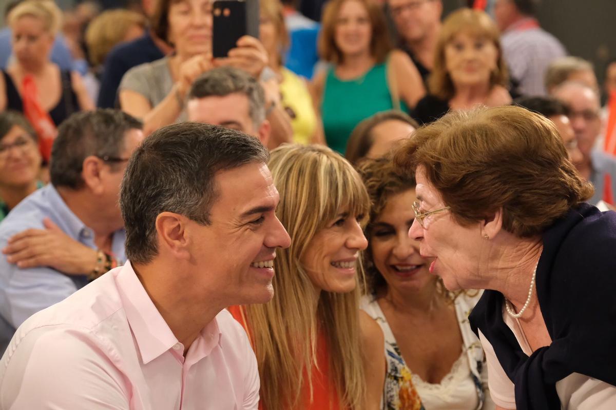 Pedro Sánchez acompañado de su mujer
