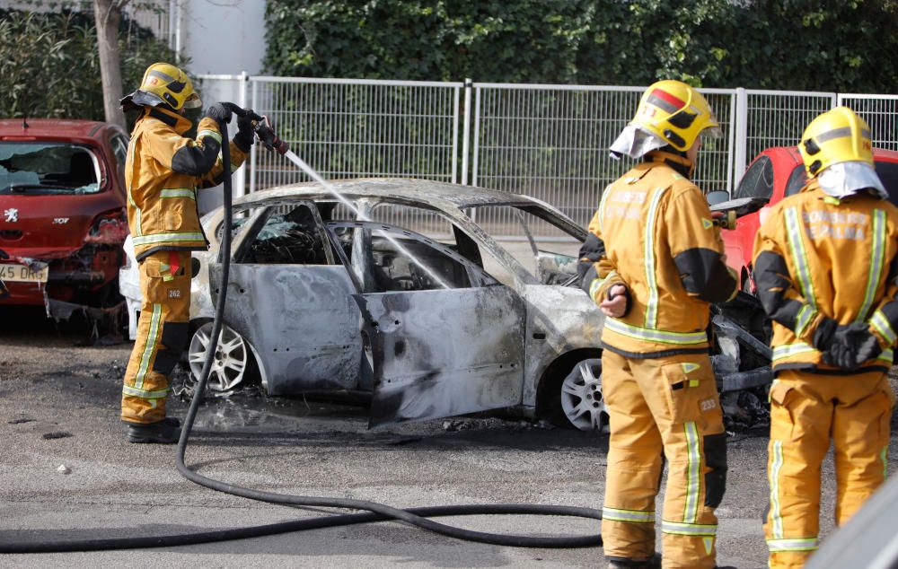 Coche incendiado en Son Oliva