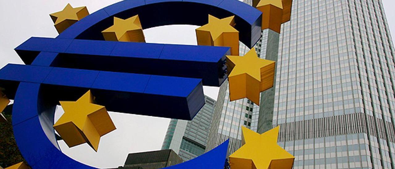 Símbolo del euro frente a la sede del Banco Central Europeo (BCE) en Fráncfort.