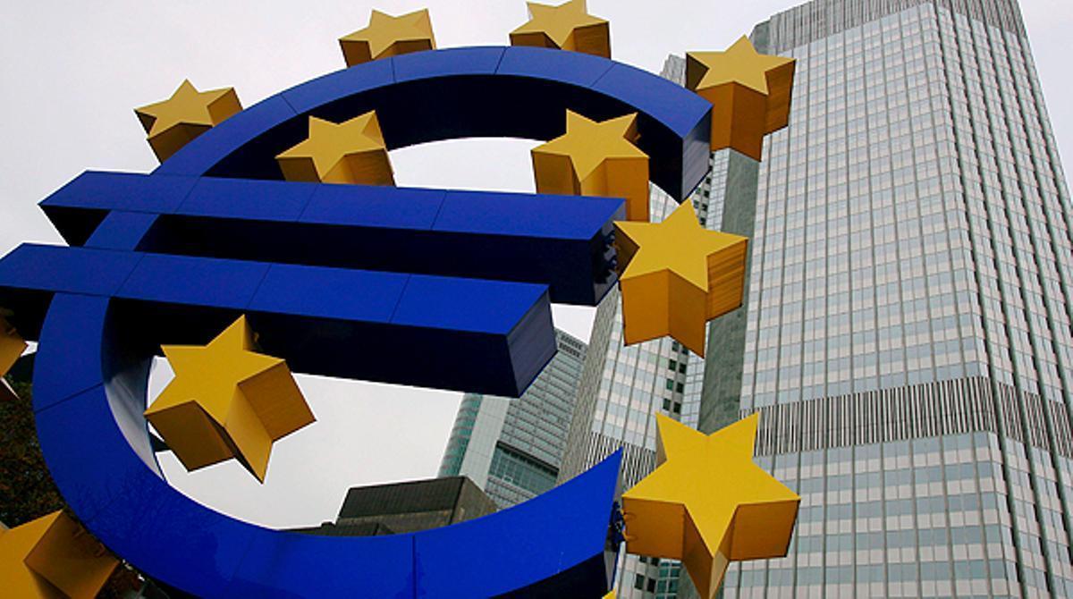 Símbolo del euro frente a la sede del Banco Central Europeo (BCE) en Fráncfort.