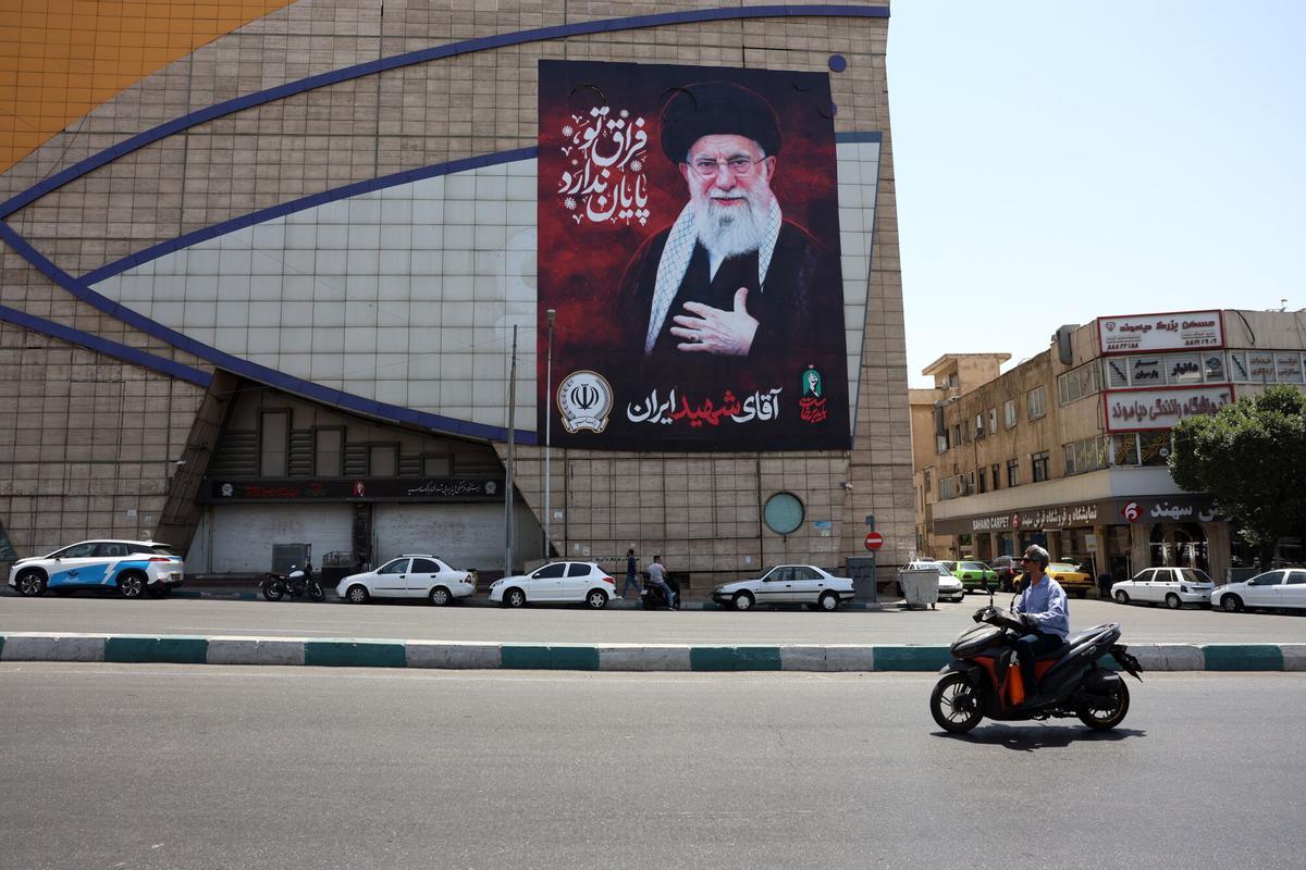 Los iraníes pasan por una valla publicitaria del fallecido líder supremo iraní, el ayatolá Ali Khamenei, en una calle de Teherán, Irán, el 09 de julio de 2026. Los iraníes pasan por una valla publicitaria del fallecido líder supremo iraní, el ayatolá Ali Khamenei, en una calle de Teherán, Irán, el 09 de julio de 2026.