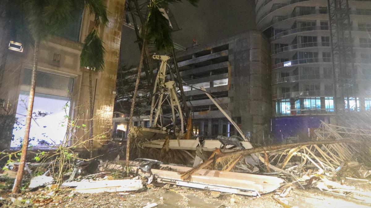Destrozos del huracán Milton a su paso por St. Petersburg (Florida, EEUU), este jueves.