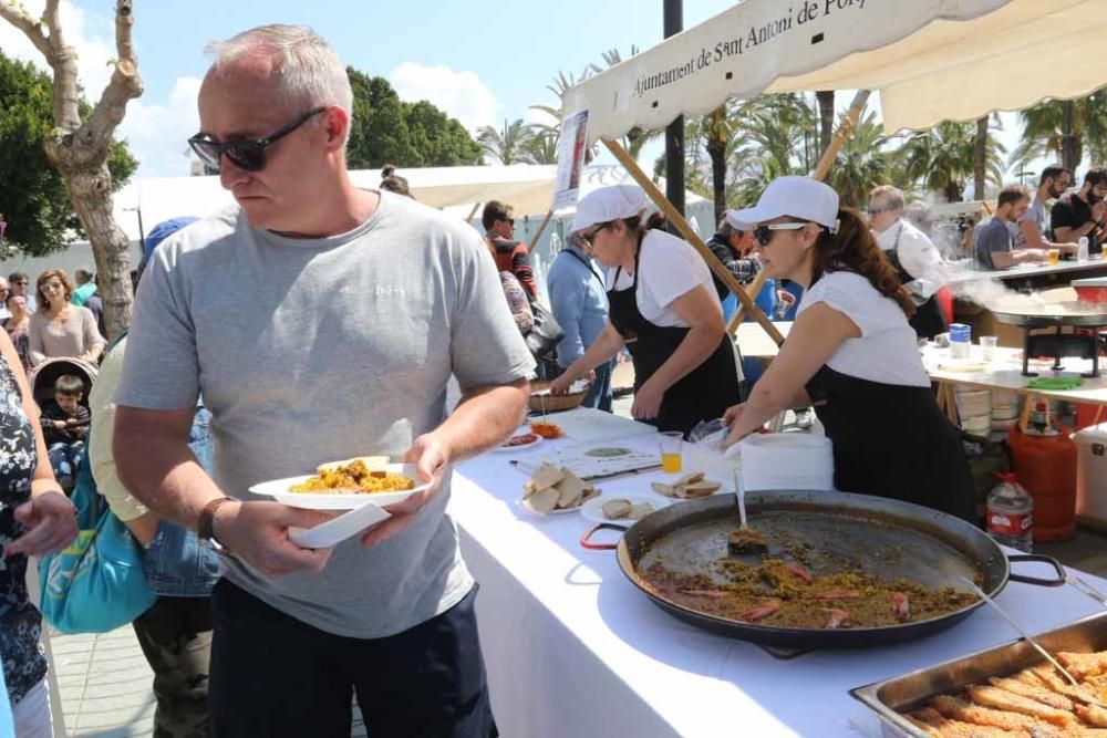 Centenares de comensales pasaron por el Passeig de ses Fonts para probar alguna de las exquisiteces cocinadas con pescado o marisco