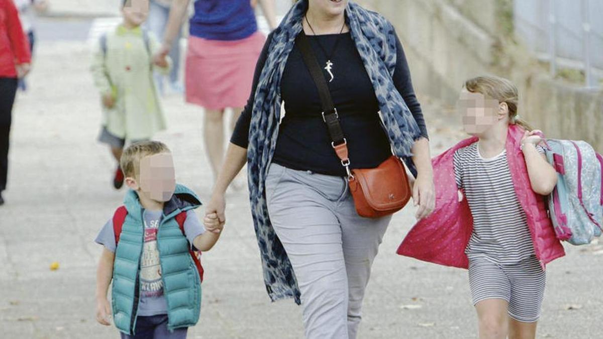 Una madre lleva al colegio a sus hijos en Santiago
