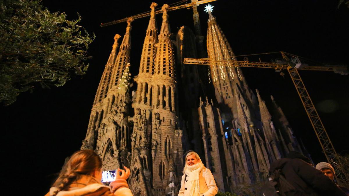 BARCELONA 08/12/2021 Barcelona. Inauguración estrella de la torre Maria de la Sagrada Familia Foto de ELISENDA PONS