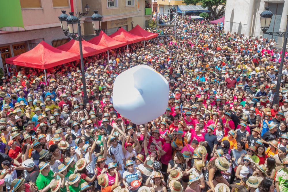 Los catralenses y muchos vecinos de la Vega Baja estallan en alegría y fiesta para iniciar las celebraciones de San Juan con el chupinazo