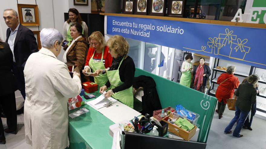 Gente comprando en el rastrillo, en un momento de la inauguración.  | // GUSTAVO SANTOS