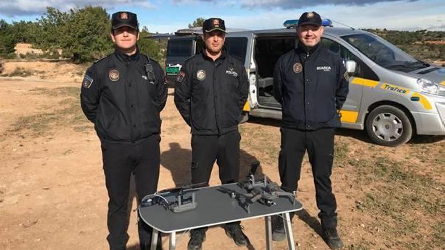 El jefe de la Policía Local de Cheste y dos agentes con el dron antes de su primer vuelo.